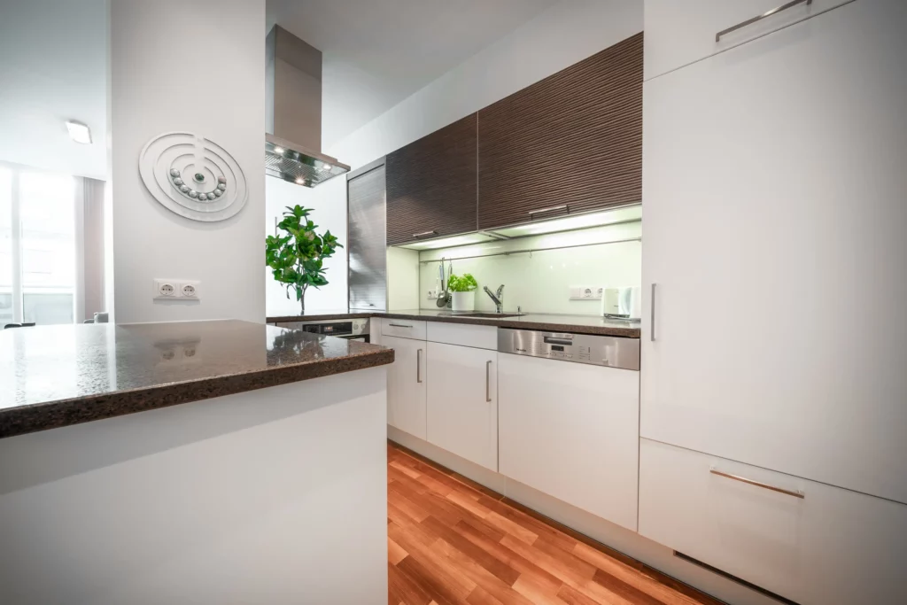 Moderne Küche im CityFLAT 38 Appartement by globboard in Schladming-Dachstein, ausgestattet mit Geschirrspüler, Mikrowelle, Kaffeemaschine und großzügigen Arbeitsflächen.
