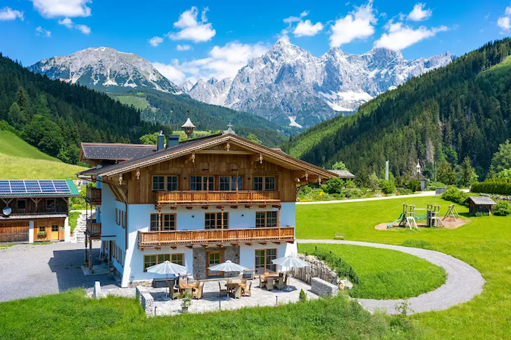 Erleben Sie einen unvergesslichen Urlaub im Ferienhaus Mandlberggut, Gutshaus oder Appartement in Schladming. Unsere Unterkünfte bieten Ihnen erstklassige Unterkunftsmöglichkeiten mit modernster Ausstattung und komfortablen Betten. Genießen Sie die herrliche Bergwelt der Planai und verbringen Sie Ihre Ferien in den schönsten Regionen Österreichs. Buchen Sie jetzt Ihre perfekte Unterkunft bei Globboard und erleben Sie erholsame Urlaubstage in unseren Appartements und Ferienhäusern.