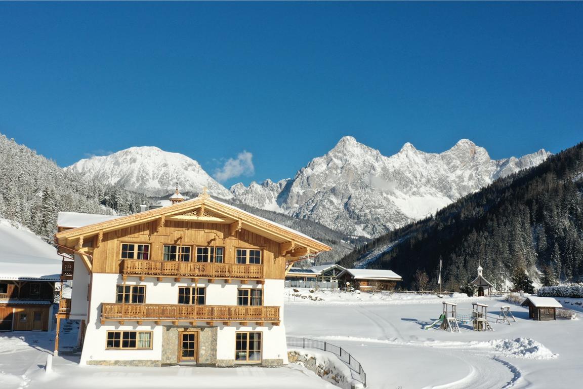 Erleben Sie einen unvergesslichen Urlaub im Ferienhaus Mandlberggut, Gutshaus oder Appartement in Schladming. Unsere Unterkünfte bieten Ihnen erstklassige Unterkunftsmöglichkeiten mit modernster Ausstattung und komfortablen Betten. Genießen Sie die herrliche Bergwelt der Planai und verbringen Sie Ihre Ferien in den schönsten Regionen Österreichs. Buchen Sie jetzt Ihre perfekte Unterkunft bei Globboard und erleben Sie erholsame Urlaubstage in unseren Appartements und Ferienhäusern.