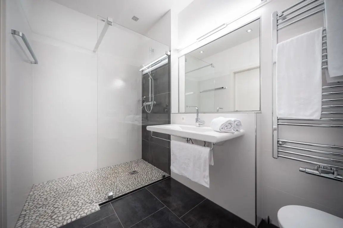 Modernes Badezimmer mit ebenerdiger Dusche im Appartement CityFLAT 38 by globboard in Schladming-Dachstein.